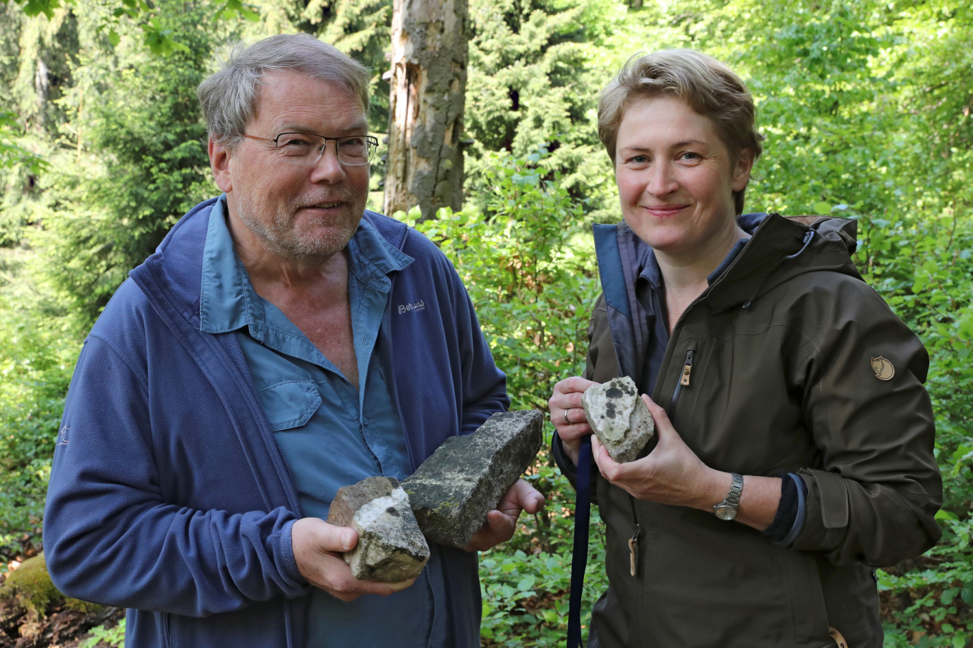 Dr. Dorothee Killmann und ihr Mann Burkhard Leh mit der neu entdeckten Flechte. Foto: Konrad Funk