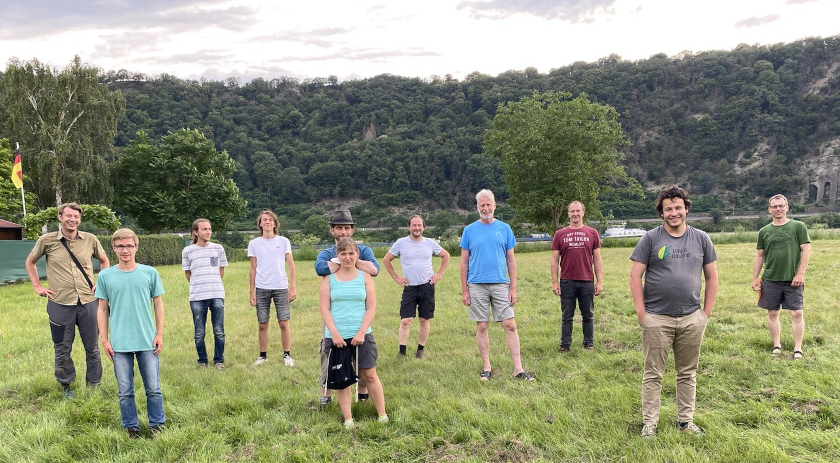 Zu welcher Exkursion werden die Schmetterlingsfac Thomas Reinelt (4.v.re) hatte die Nachsuche nach dem Loreley-Dickkopffalter organisiert, Jeremy Strätling (4.v.li) im Blog darüber berichtet. Foto: Dr. Steffen Caspari