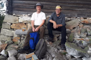 Kurze Rast: Sven Büchner und Holger Meinig (rechts) auf Nachsuche für das Projekt „Spurensuche Gartenschläfer“ im Nationalpark Bayerischer Wald. Zu ihren Füßen einige Lebendfallen. (Foto: Václav Mikeš)