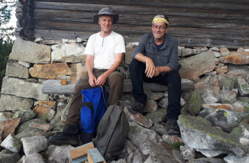 Kurze Rast: Sven Büchner und Holger Meinig (rechts) auf Nachsuche für das Projekt „Spurensuche Gartenschläfer“ im Nationalpark Bayerischer Wald. Zu ihren Füßen einige Lebendfallen. (Foto: Václav Mikeš)